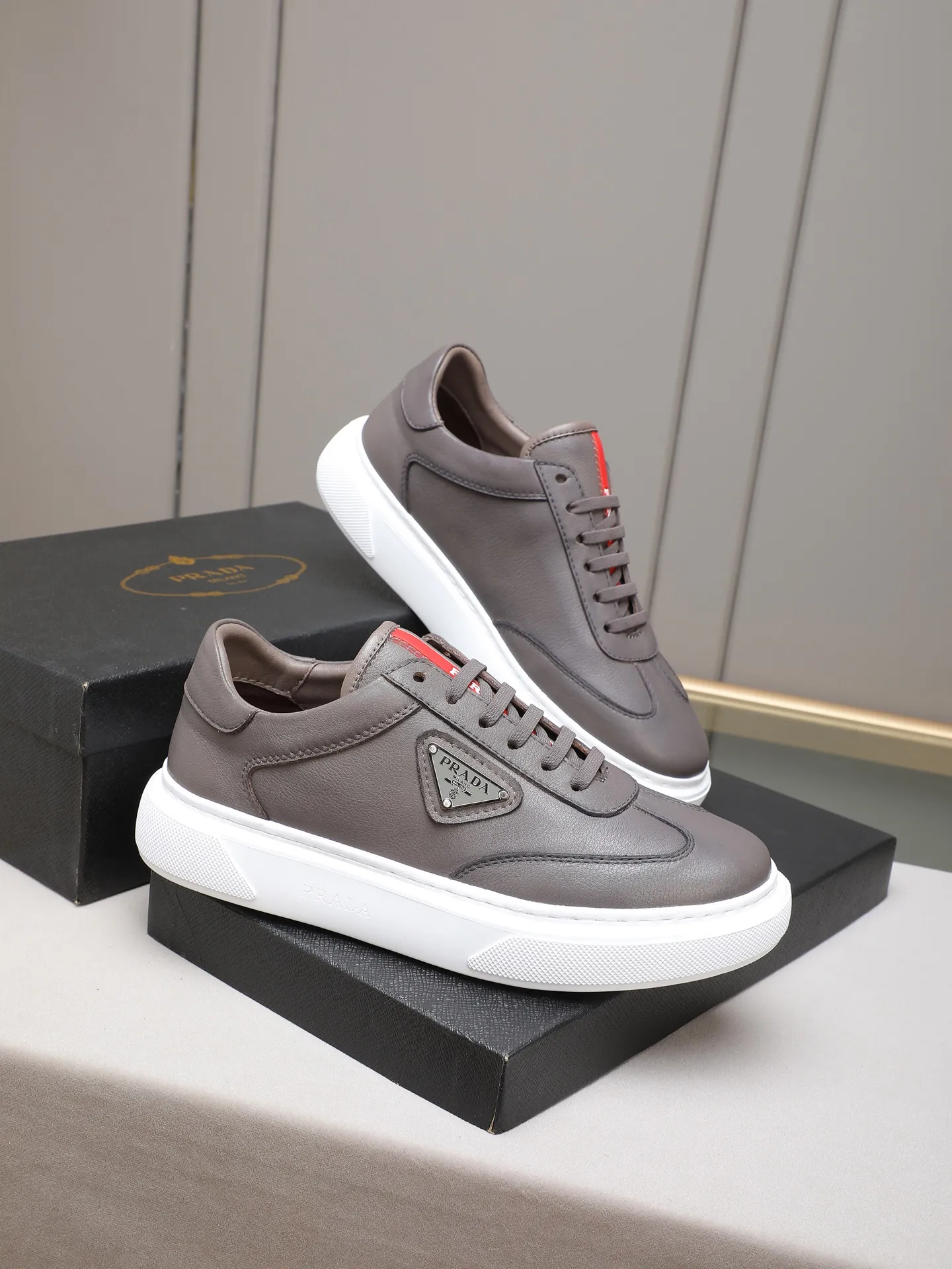 PP460 Prada/Prada men's new casual shoes, this upper is made of imported calfskin + sheep lining! The outside is decorated with the P family's classic metal triangle enamel logo, and the outsole is made of non-slip sports foam ultra-light outsole, which feels good on the feet and is a fashionable and fashionable item!  Size: 38-44 (45 customized)